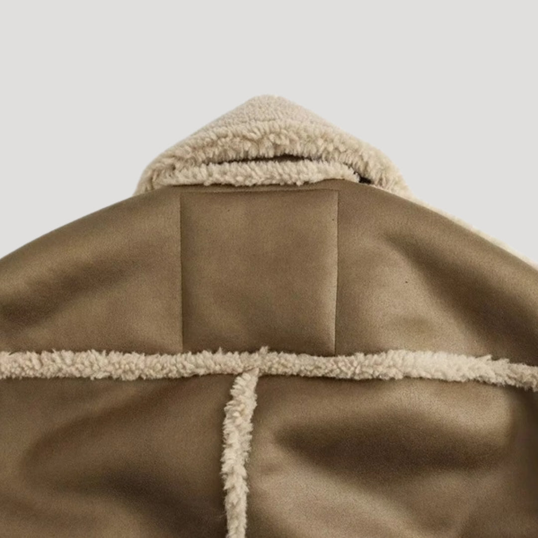 Krótka kurtka z owczej skóry – wykończenie ze sztucznego zamszu